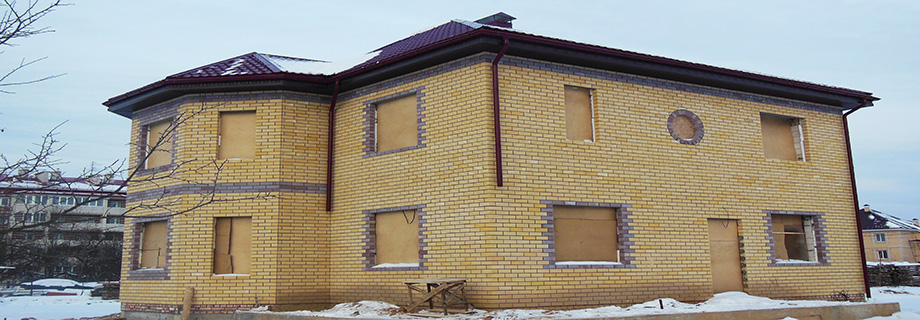 Дом из газоселиката, облицован кирпичем, кровля пирамида