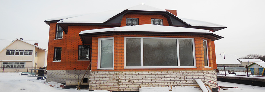 Коттедж из силикатного кирпича, многоуровневая крыша