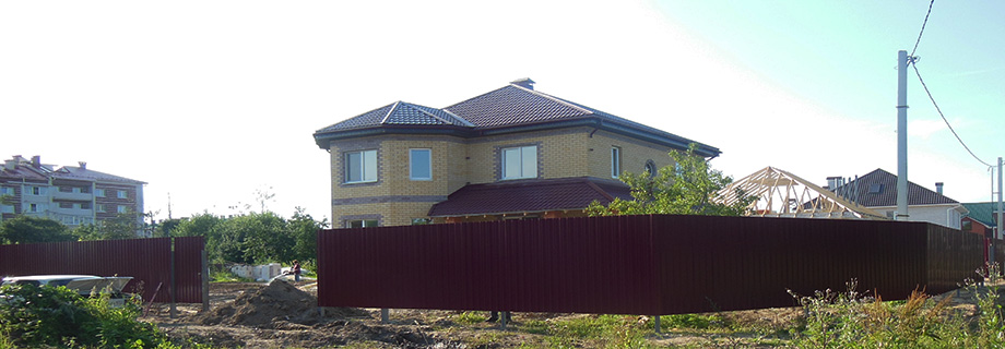 Кирпичный дом, крыша металочерепица, забор из профлиста