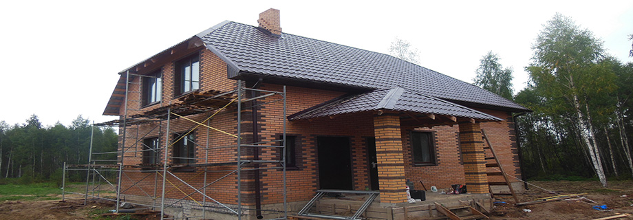 Дом из желтого кирпича, кровля из металочерепицы