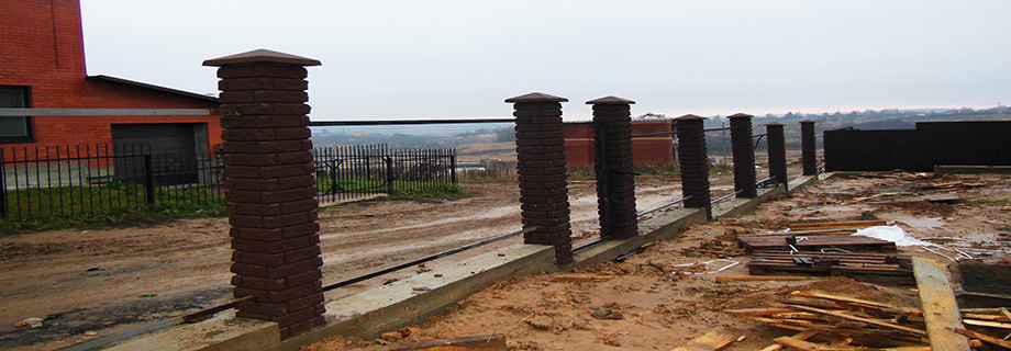 Забор из кирпичных столбов и профлистом