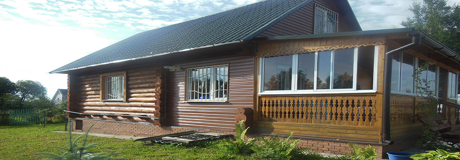 Деревянный дом, крыша из металочерепицы