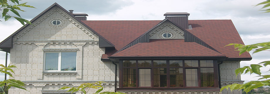 Кирпичный дом с мягкой (гибкой) кровлей