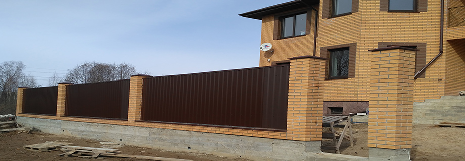 Комбинированный забор с кирпичными столбами