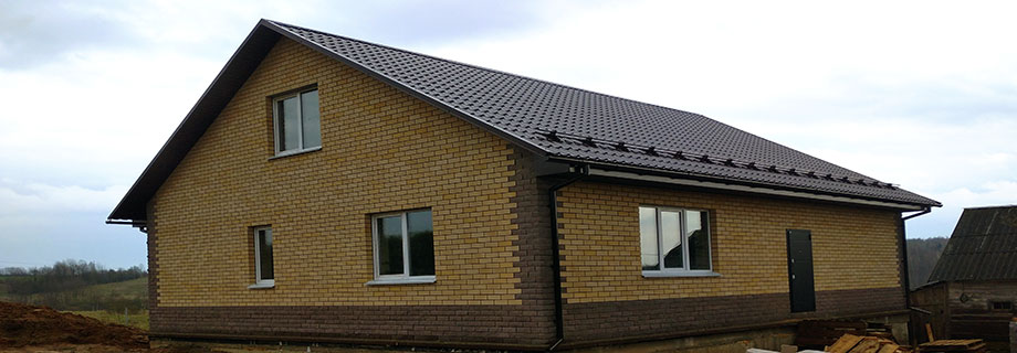 Дом из газоселиката, облицован кирпичем, двухскатная кровля